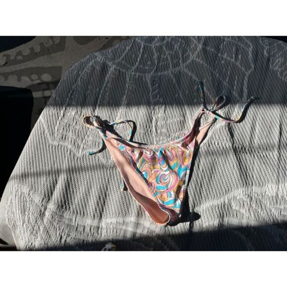 Size Large Roxy‎ Pattern Bikini Bottoms - Picture 3 of 3